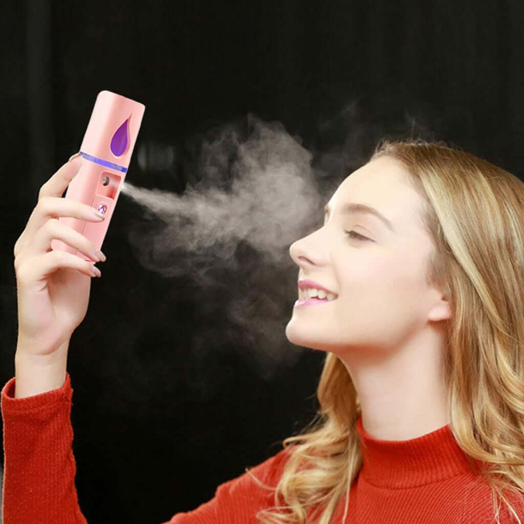 Pura Neve – Vaporizzatore Facciale Portatile in uso per idratare la pelle con vapore delicato.