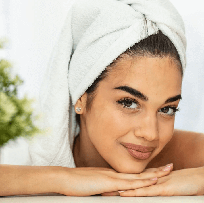 Cerotto per la pelle Luxe Essentials applicato su una pelle levigata e curata, woman relaxed in skincare routine.