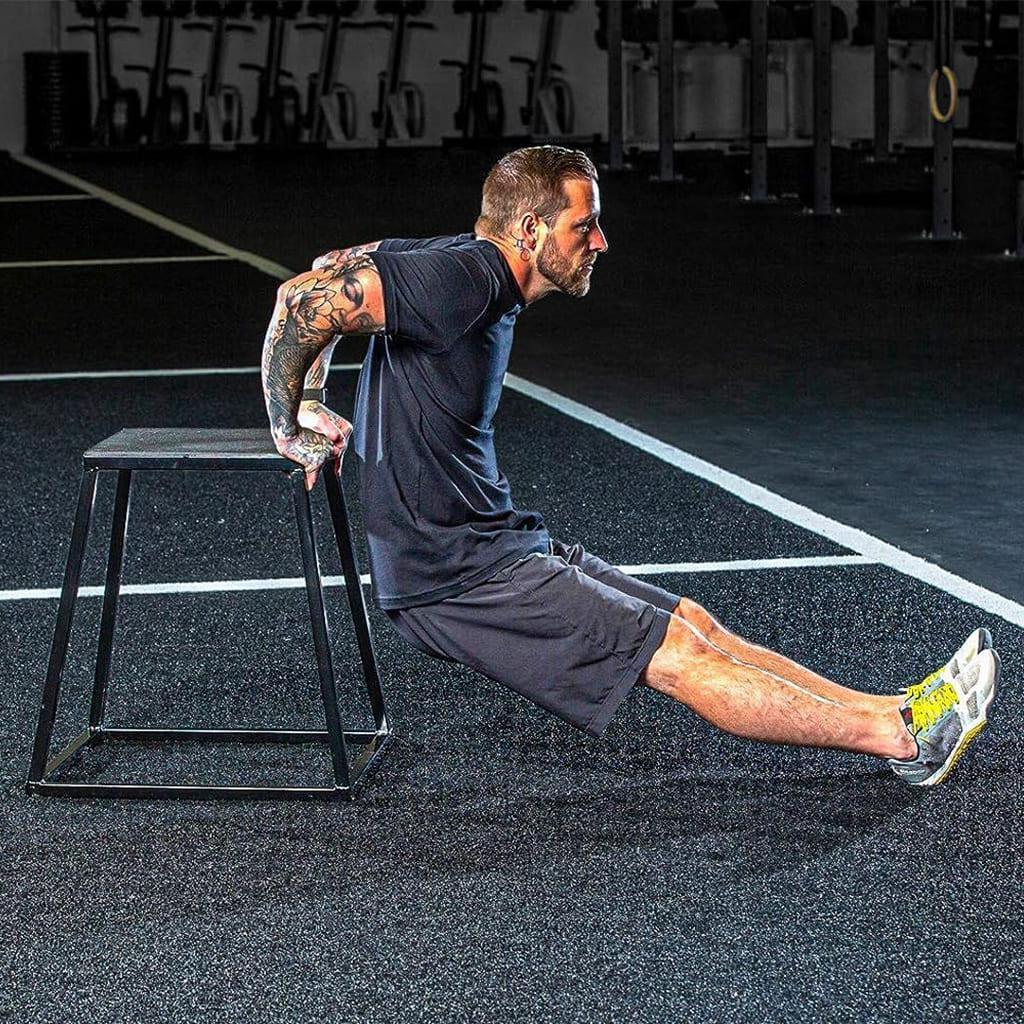 Uomo che esegue esercizi di allenamento funzionale con la Pura Neve ElevateBox in palestra.