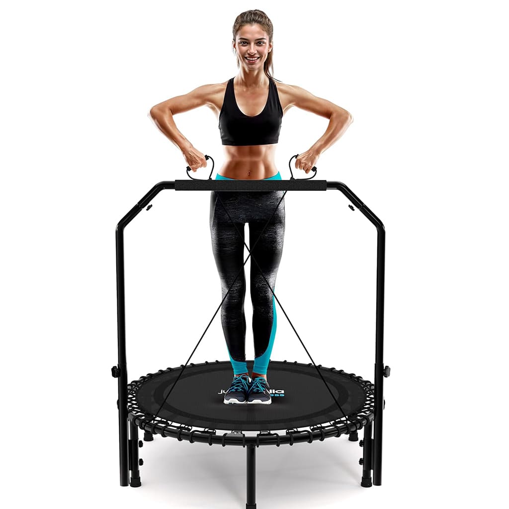 Ragazza in forma che utilizza Pura Neve AirBounce, trampolino compatto per benessere e fitness a casa.