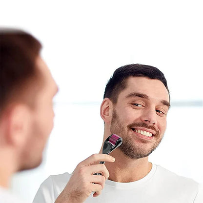 Uomo che utilizza Pura Neve – Rullo Microneedling per Viso e Corpo per migliorare la pelle.