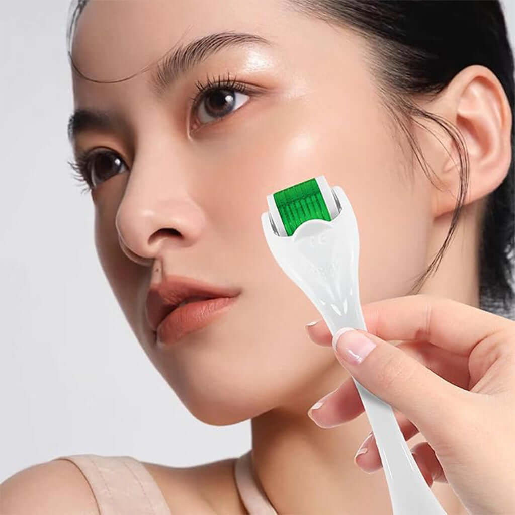 Pura Neve – Rullo Microneedling Rigenerante in uso su pelle per rigenerazione e luminosità.