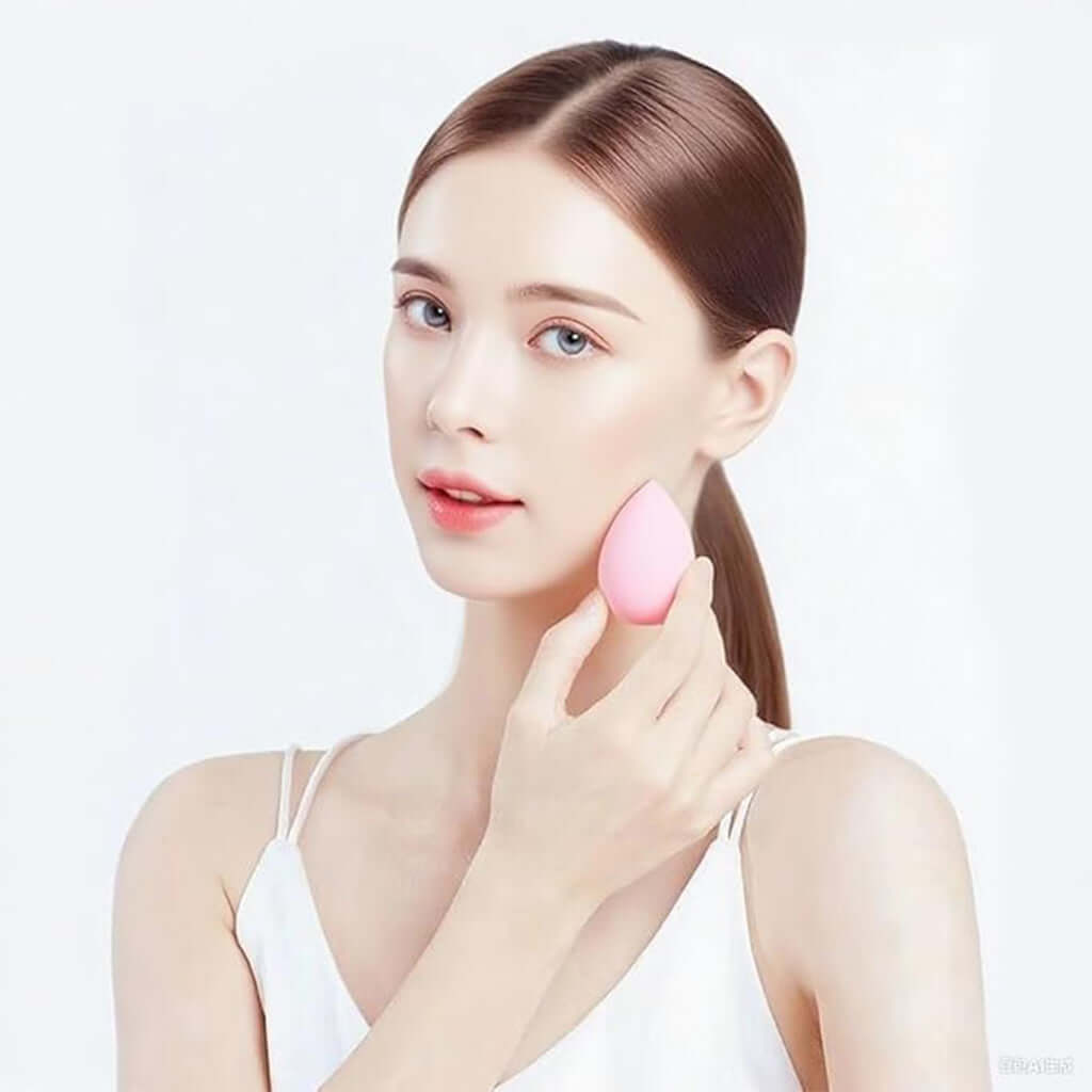 Pura Neve – Set di Spugne per Make-Up, spugna per make-up in uso da una ragazza con pelle fresca e naturale.