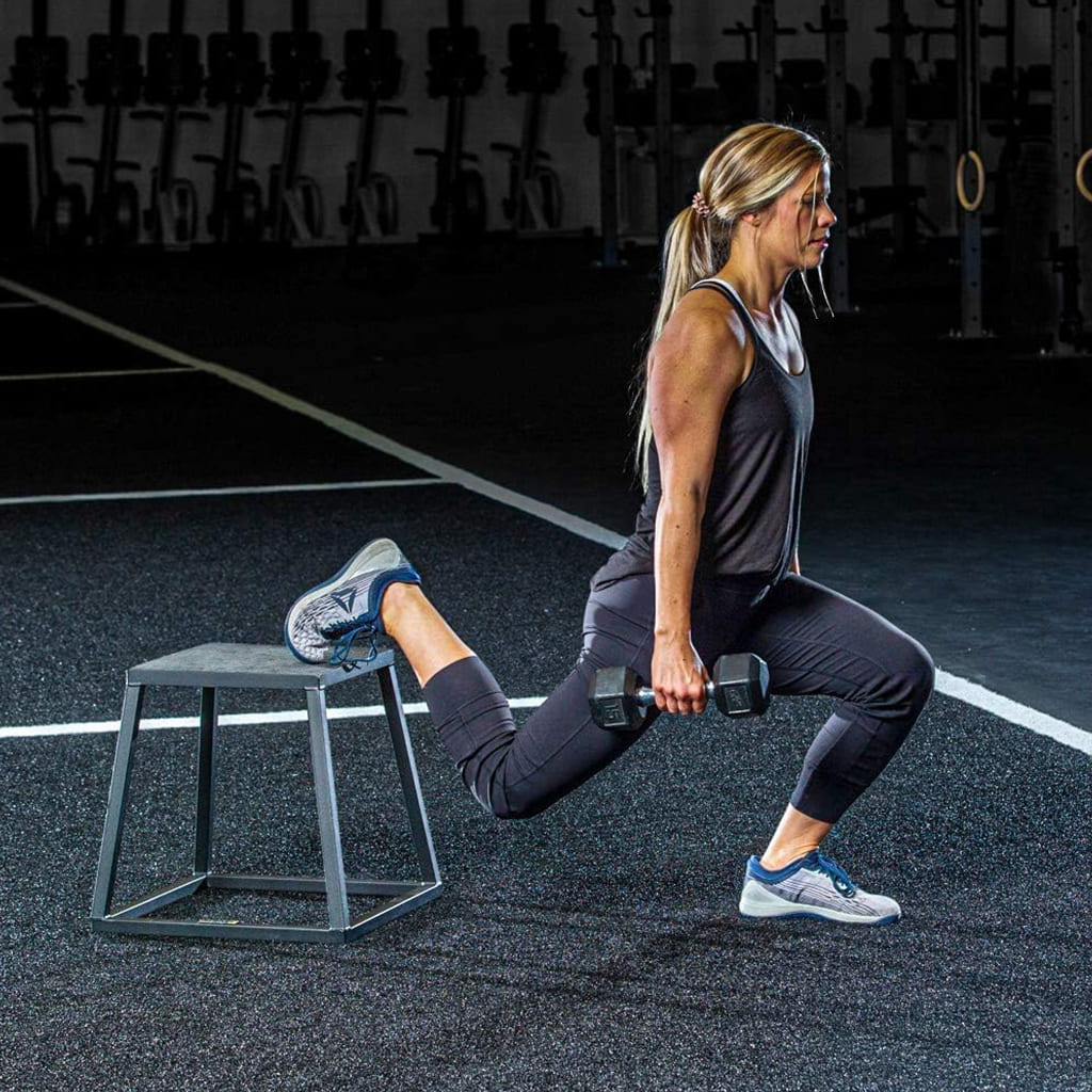 Pura Neve ElevateBox: donna che esegue un affondo con manubri su una piattaforma pliometrica in palestra.